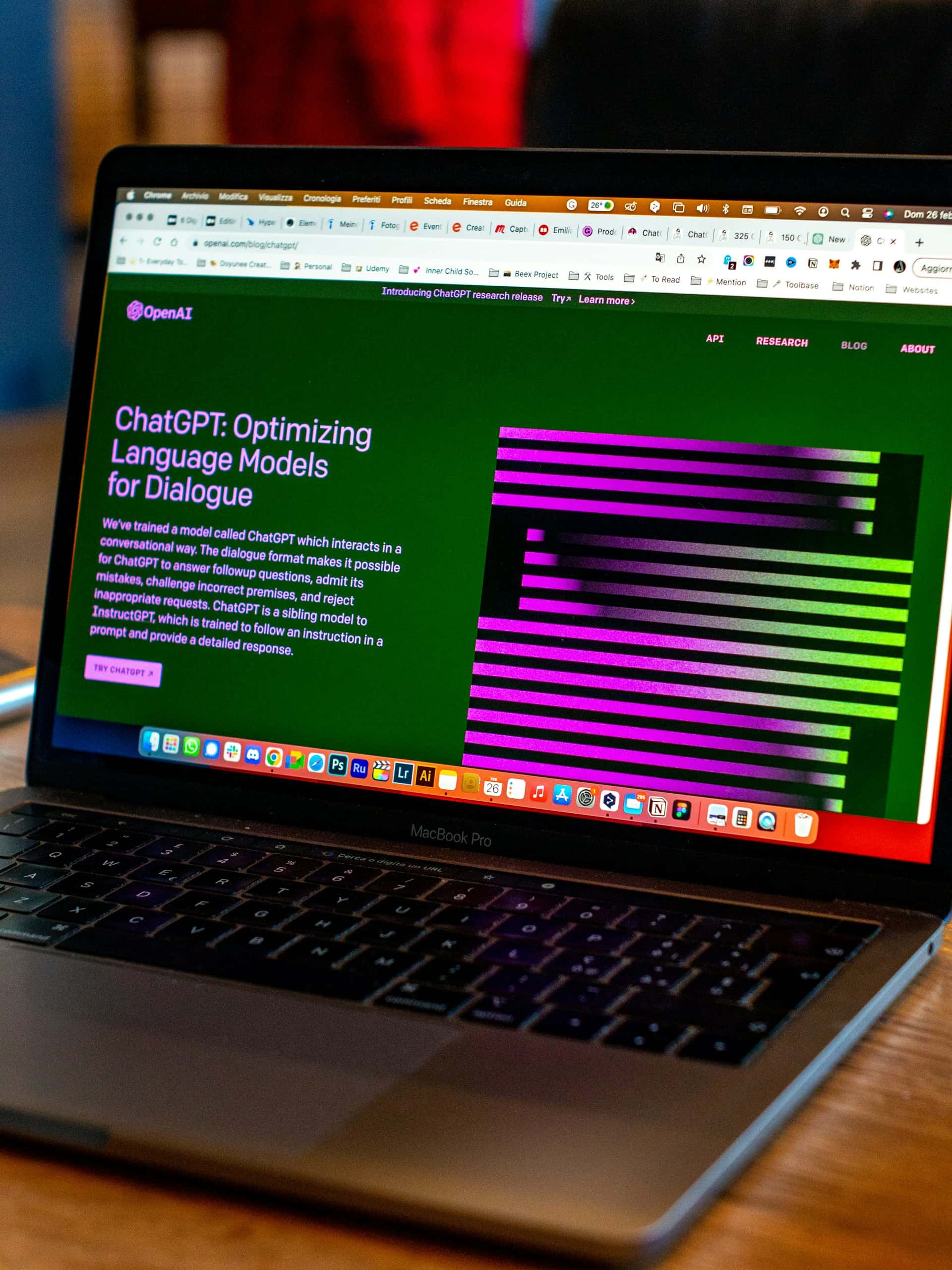 Écran d'un MacBook Pro affichant une page web d'OpenAI sur ChatGPT, optimisant les modèles de langage pour le dialogue, avec un graphique en barres multicolores à l'écran