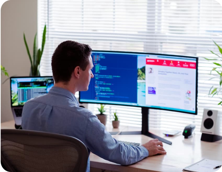 Développeur travaillant sur deux écrans avec code visible